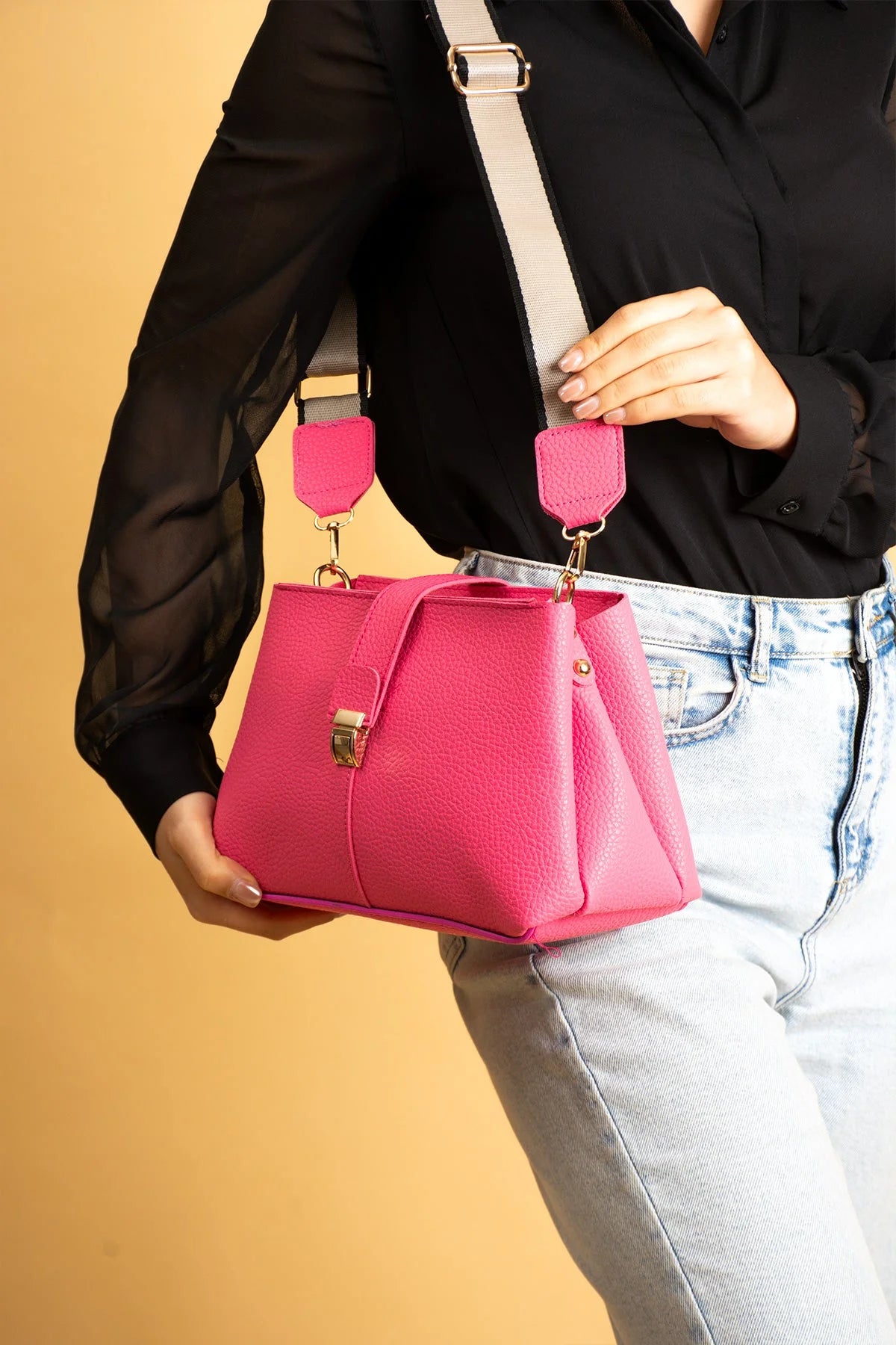 Pembe Potin Şerit Kolon Askılı Kilit Detaylı İçi Bölmeli Kadın Omuz Çantası BAG5028-24 - Fuşya / Standart - 483054387512