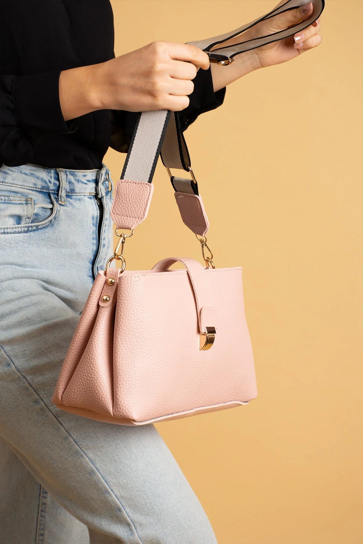 Pembe Potin Şerit Kolon Askılı Kilit Detaylı İçi Bölmeli Kadın Omuz Çantası BAG5028-24 - Pudra / Standart - 483054387512