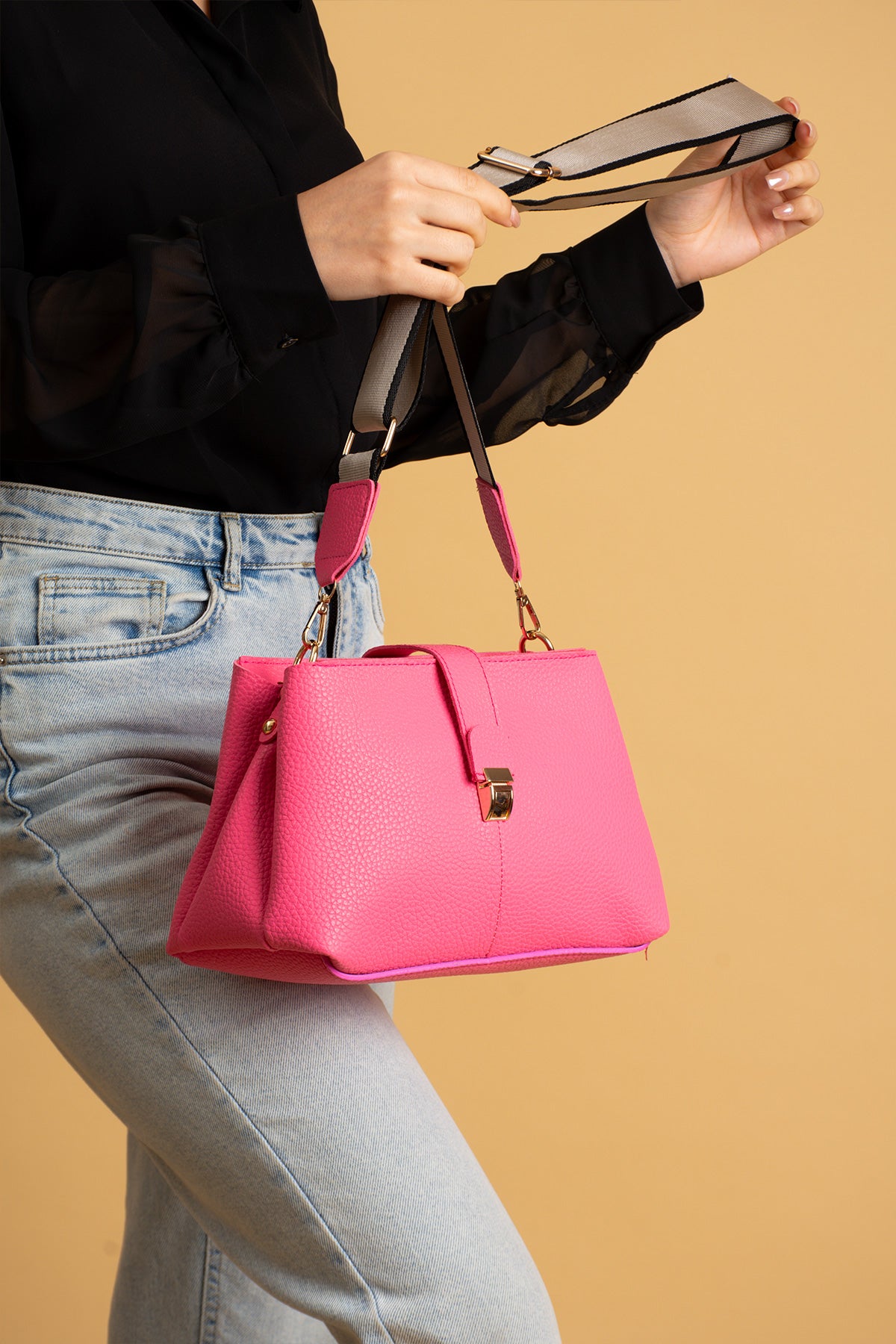 Pembe Potin Şerit Kolon Askılı Kilit Detaylı İçi Bölmeli Kadın Omuz Çantası BAG5028-24